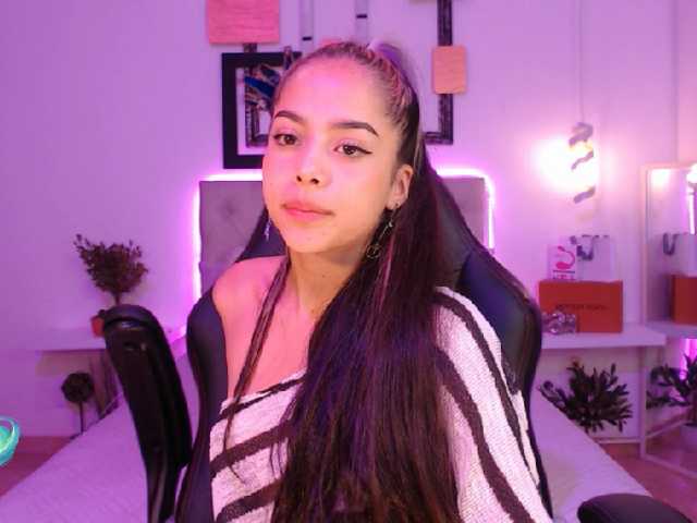 Fotografii saraahmilleer hello guys welcome to my room help me complette my first goal : naked go enjoy me #latina#brunette#curvy#hot#young#18#pvt